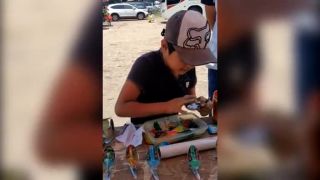 Namiesto školy predáva maľované lyžičky (Mexiko)