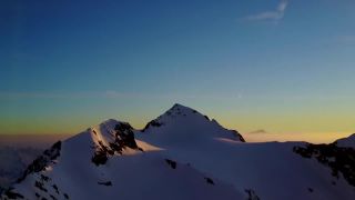 Nádherný východ slnka nad Francúzskymi Alpami