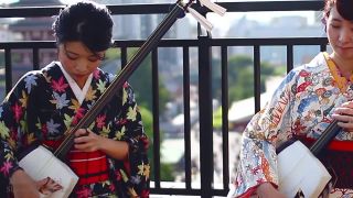 Japonky hrajú na tradičnom hudobnom nástroji šamisen