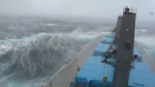 S nákladnou loďou v silnej búrke na Tichom oceáne