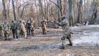 Inštruktor školí ukrajinských vojakov, ako používať RPG-76 Komar