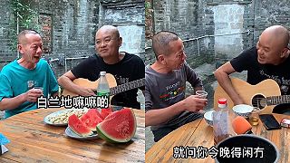 Čínska kapela „Zuby a gitara“ si krátia chvíle pri víne