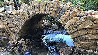 Most postavený historickou metódou presného kladenia kameňov bez malty