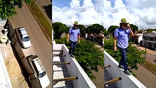 Majster vie po okraji strechy chodiť predsa s prstom v nose (Brazília)