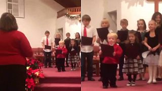 Chlapec si spieval koledy v kostole po svojom