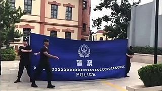 Takto postupuje čínska polícia proti demonštrantom