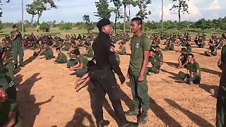 Kambodžský policajný tréner skúša tvrdosť svojich študentov