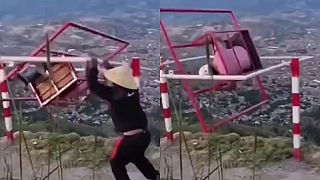 Vietnamec na vrchole ponúkal adrenalínovú atrakciu - gyroskop