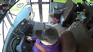 Autobusárka za jazdy omdlela, žiak 7. ročníka zabrzdil a zachránil situáciu!