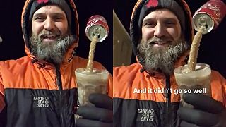 Keď si chceš na Antarktíde pri -57°C naliať do pohára Coca Colu