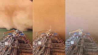 Prichádzajúca púštna búrka pohltila lode v Suezskom prieplave (Egypt)