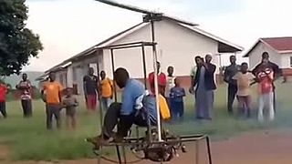Afričan si postavil vrtuľník, s ktorým chce raz priletieť do Európy
