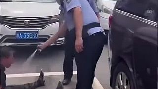Číňanka si chcela obsadiť parkovacie miesto vlastným telom, polícia ju vyriešila