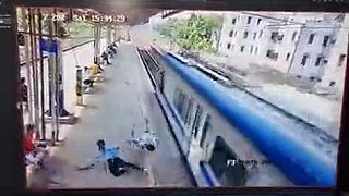 18-ročný chlapec neprežil zrážku s vlakom, keď sa nakláňal z platformy (DRSNÉ)