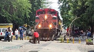 Scéna ako z akčného filmu, vozíčkara takmer zrazil prichádzajúci vlak