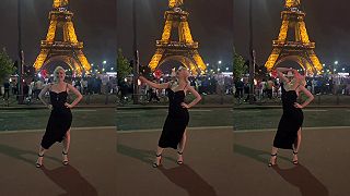 Blondína predvádza v Paríži skutočnú mágiu