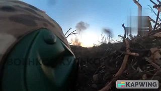 Ruský vojak sa zachraňuje pred svojim granátom (Ukrajina)