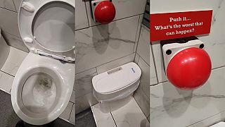 Čo sa len môže stať, keď stlačím to červené tlačidlo na WC?