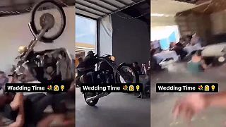 Príchod nevesty na motorkársku svadbu (USA)