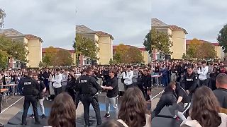 Polícia chcela demonštrovať svoje chvaty na tínedžerovi, bol to však zápasník!