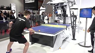 Robot Omron FORPHEUS vie hrať stolný tenis a je fakt dobrý!
