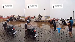 Plný domiešavač sa na trajekt nedostal, šofér sa takmer utopil (Indonézia)