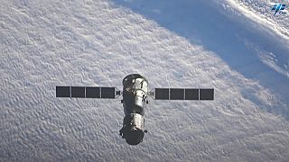 Posádka čínskej vesmírnej misie Šen-čou 17 sleduje odlet kozmonautov Šen-čou 16
