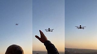 Izraelskí vojaci doručujú Palestínčanom správu pomocou dronu s reproduktorom