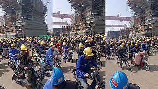 Keď sa do veľkej čínskej fabriky ráno hrnú robotníci