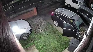 Muž sa snažil zabrániť krádeži auta, zlodej s ním zbúral múrik z tehiel
