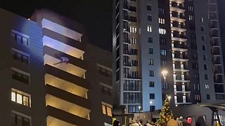 Dedo Mráz plachtil 24 poschodí, bol na mieste mŕtvy (Rusko)