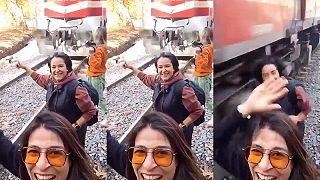 Ženy si fotili selfie s prichádzajúcim vlakom