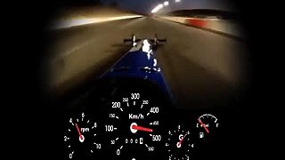 Šialená akcelerácia top fuel dragsteru počas pretekov na dráhe