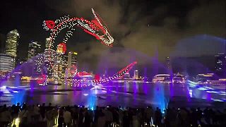 V Singapure sa na Čínsky nový rok objavil na oblohe obrovský drak z dronov