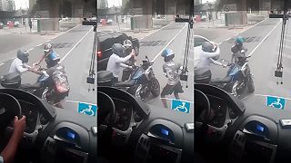 Dvaja zlosynovia chceli mužovi ukradnúť motorku, hlasité trúbenie ich vydesilo