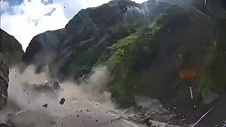 Na nebezpečnej ceste v Peru vypukol chaos, na cestu sa zrútili obrovské skaly