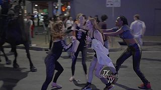 V uliciach Austinu bolo dusno, tentokrát si to rozdali dogabané mladé ženy!