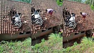 Ženy s motorkou zaparkovali na streche domu