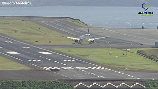 Extrémne pristávanie Airbusu A321-251NX s protivetrom na letisku na Madeire