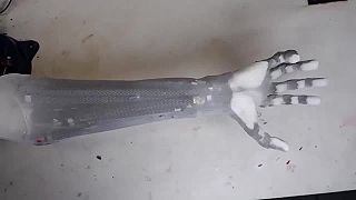 Robotická ruka s hydro-elektrickým pohonom sa podobá ľudskej ruke