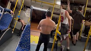 Partia mladíkov vybabrala s opilcom, ktorý vystrájal v autobuse (Rusko)