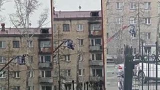 Génius s motorovou pílou spiľuje z plošiny vysokú brezu (Rusko)