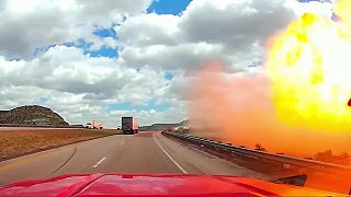 Vodič natočil vykoľajenie vlaku, ktoré sprevádzala ohnivá guľa (Nové Mexiko)