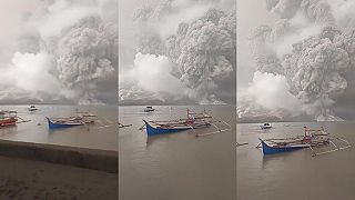 Indonézska sopka Mount Ruang tesne po erupcii sledovaná z ostrova Tahulandang