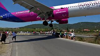 Pristávanie lietadla Airbus A321neo spoločnosti Wizzair na letisku na Skiathose