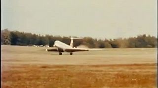 53-metrový Iľjušin Il-62 pristáva na poli (archívne zábery)
