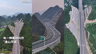 video Diaľnicu stredom hory otvorili v čínskej oblasti Kuej-čou