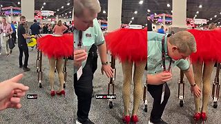 video Môžeš jej chytiť nohy, sú skutočné!