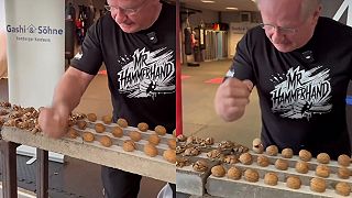 video 293 orechov za minútu je nový svetový rekord v rozbíjaní orechov s vajcom v ruke