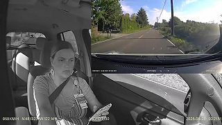 video Bezohľadná hlupaňa počas jazdy písala, skončila s autom v jarku